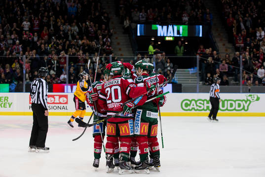 Frölundas Henrik Tömmernes jublar och omfamnas