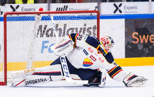 Djurgårdens målvakt Adam Reideborn  räddar