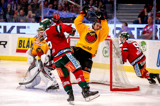 Frölundas Matt Donovan  och Luleås Craig Schira