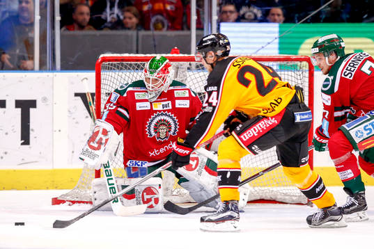 Luleås Johan Harju och Frölundas målvakt Dan Bakala