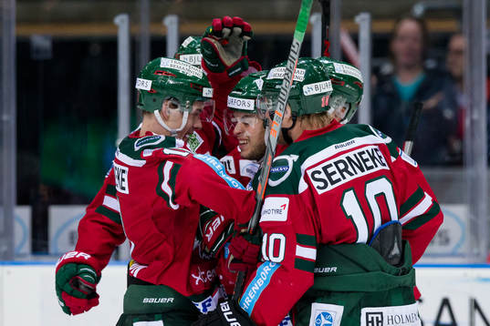 Frölundas Mattias Nörstebö jublar och omfamnas