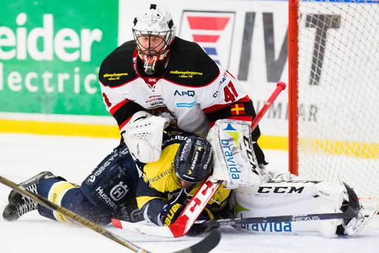 s Mattias Tedenby kolliderar med Malmö Redhawks målvakt