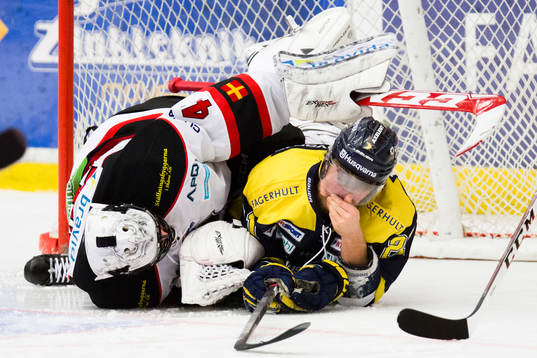 s Mattias Tedenby kolliderar med Malmö Redhawks målvakt