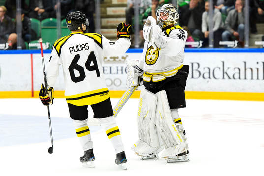 Brynäs Jonathan Pudas och målvakt David Rautio jublar