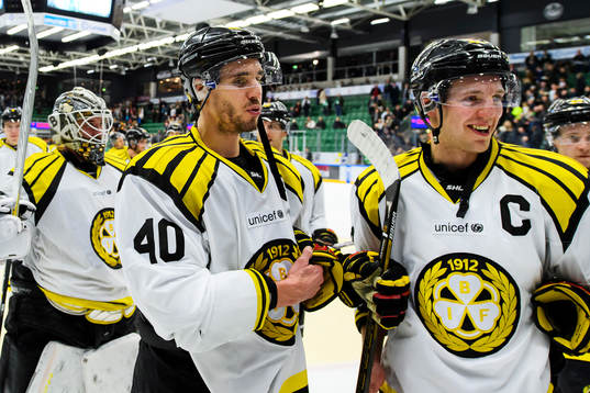 Brynäs Jesper Jensen och Jacob Blomqvist ser glada ute