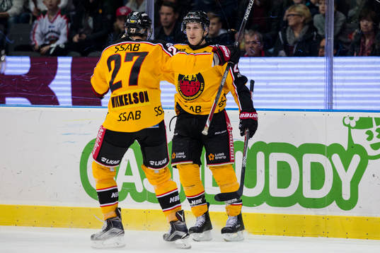 Luleås Bill Sweatt jublar ihop med Brendan Mikkelson