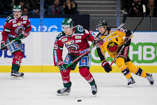 Frölundas Simon Hjalmarsson laddar för skott