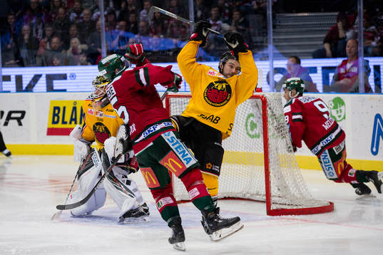 Frölundas Matt Donovan tacklar Luleås Craig Schira