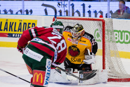 Frölundas Johan Sundström skjuter ett skott mot Luleås