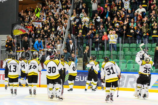 Brynäs spelare jublar och tackar sina supporters
