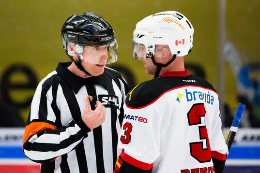 Domaren Mikael Holm i samtal med Malmö Redhawks André