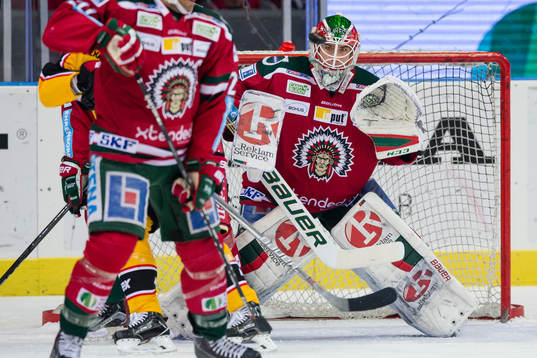 Frölundas målvakt Dan Bakala fokuserar på pucken