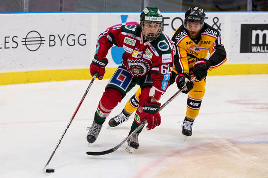 Frölundas Oliwer Fjellström före Luleås Jacob Lagacé