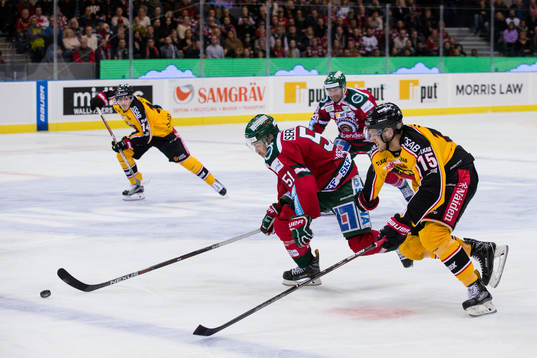 Frölundas Mats Rosseli Olsen i kamp om pucken med Luleås