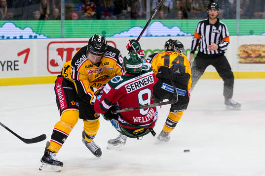 Luleås Ilari Melart tacklar Frölundas Casey Wellman