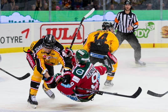Luleås Ilari Melart tacklar Frölundas Casey Wellman