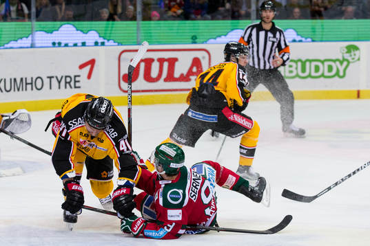 Luleås Ilari Melart tacklar Frölundas Casey Wellman