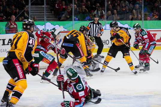 Frölundas Joel Lundqvist med målchans framför Luleås
