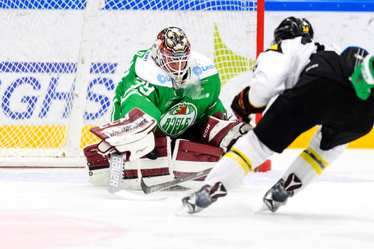 Brynäs Johan Alcén oroar framför Rögles målvakt Anders