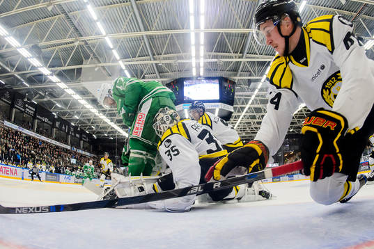Rögles Taylor Matson oroar framför Brynäs målvakt David