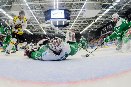 Brynäs Jacob Blomqvist oroar framför Rögles målvakt