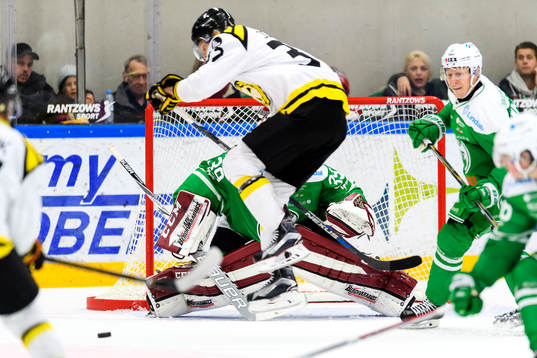 Brynäs Nick Johnson skymmer Rögles målvakt Anders