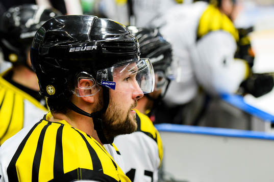 Brynäs Simon Bertilsson sitter i båset