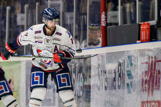 Linköpings Sebastian Karlsson leker med en puck