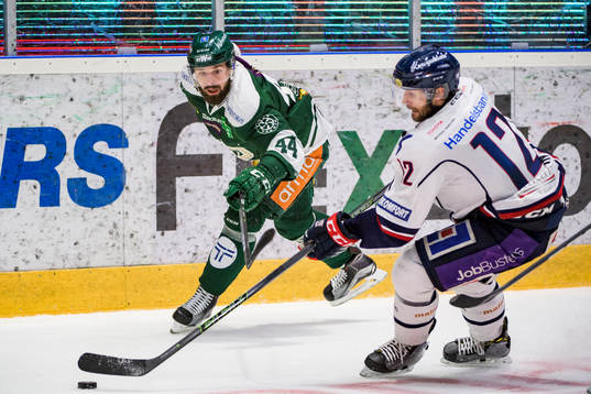 Färjestads Milan Gulas och Linköpings Sebastian Karlsson