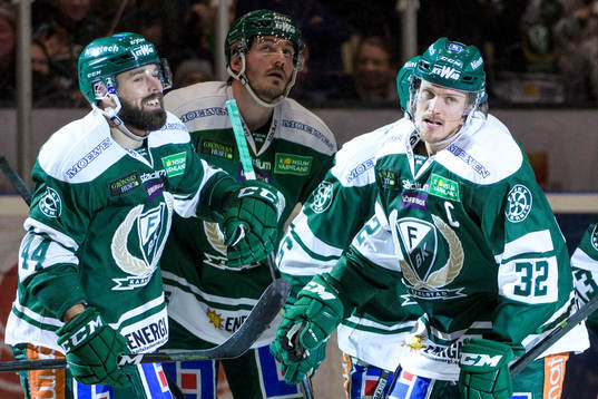 Färjestads Milan Gulas, John Persson, Magnus Nygren jublar
