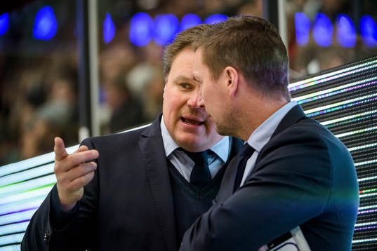 Färjestads Tränare Leif Carlsson pratar med assisterande