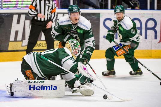 Färjestads målvakt Lars Haugen och Johan Ryno och Tomas