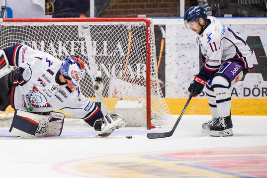 Linköpings målvakt Marcus Högberg och Garret Roe