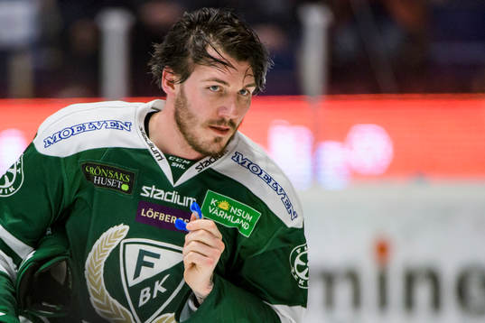 Färjestads John Persson har tappat hjälmen