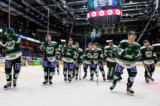 Färjestadspelare jublar