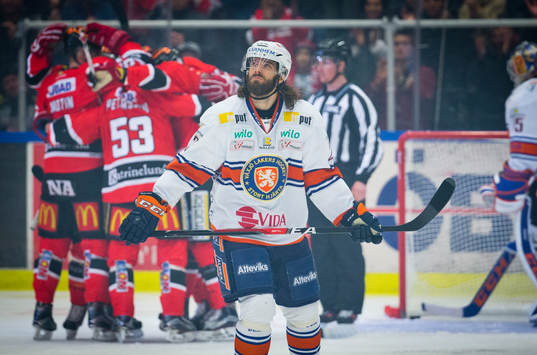 Örebros Johan Wiklander gör 1-0 och jublar och Växjös