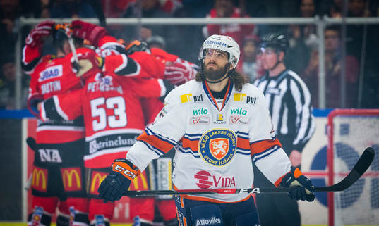 Örebros Johan Wiklander gör 1-0 och jublar och Växjös