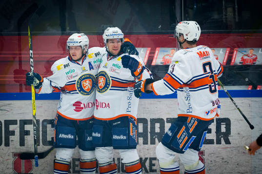 Växjös Tuomas Kiiskinen jublar