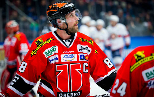 Örebros Viktor Ekbom deppar och Växjös Tuomas Kiiskinen