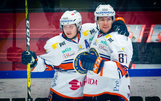 Växjös Tuomas Kiiskinen jublar med Robert Rosén