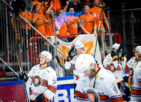 Växjös Olli Palola jublar framför fansen
