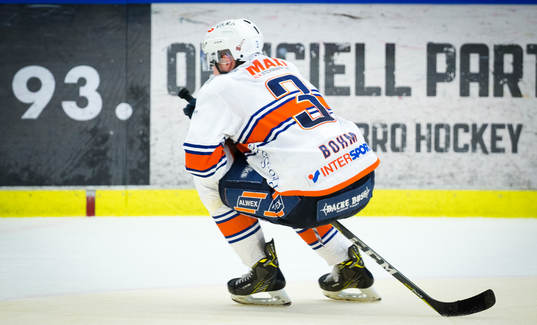 Växjös Oliver Bohm spexar framför fansen