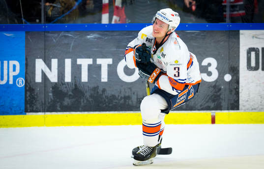 Växjös Oliver Bohm spexar framför fansen