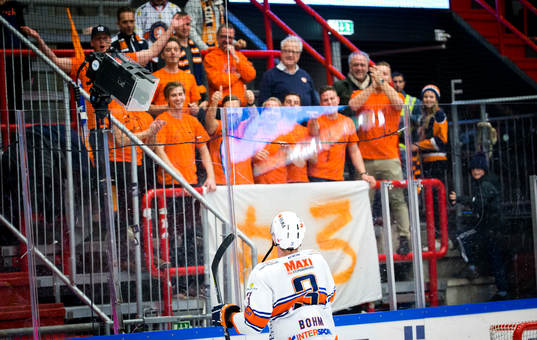 Växjös Oliver Bohm spexar framför fansen