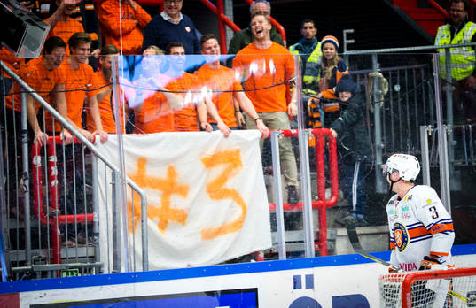 Växjös Oliver Bohm spexar framför fansen