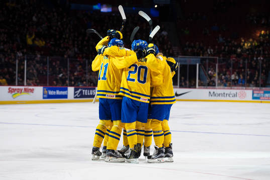Sveriges Joel Eriksson Ek kramas om av sina lagkamrater