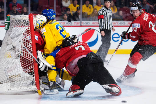 Sveriges Sebastian Ohlsson krockar med Schweiz målvakt
