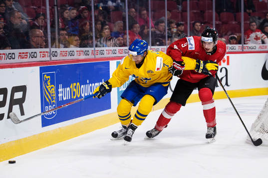 Sveriges Oliver Kylington utmanar Schweiz Damien Riat