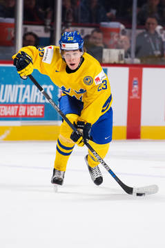 Sveriges Lucas Carlsson fintar ett skott
