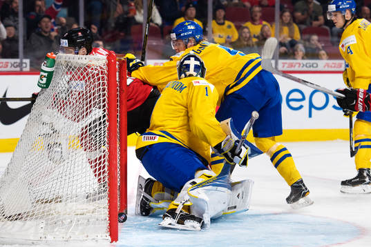 Schweiz Calvin Thurkauf gör 2-2 bakom Sveriges målvakt